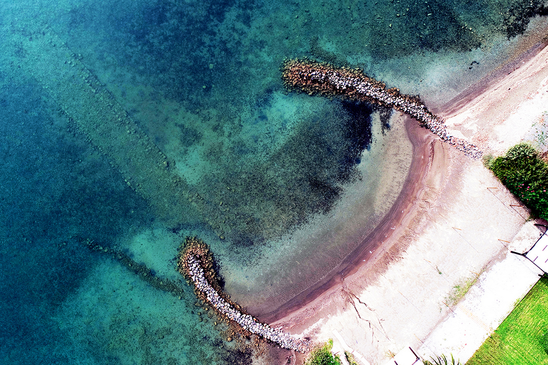 Εναέρια όψη βυθισμένης κατασκευής, πιθανότατα αρχαίου δρόμου που κατέληγε στην παραλία στο Τσιφλίκι