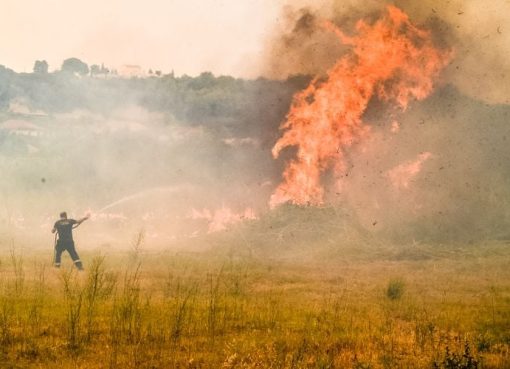 Επιχείρηση Κατάσβεσης Φωτιάς στη Δασική Έκταση των Ροζενών