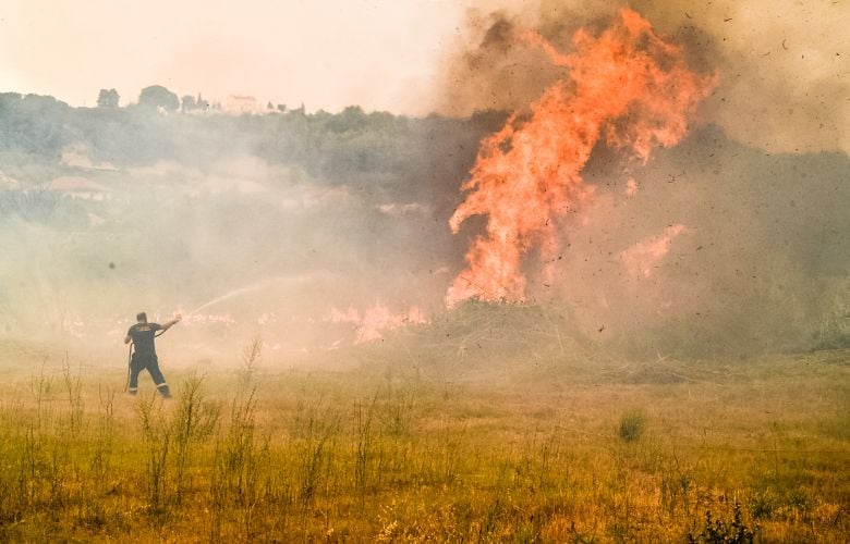 Επιχείρηση Κατάσβεσης Φωτιάς στη Δασική Έκταση των Ροζενών