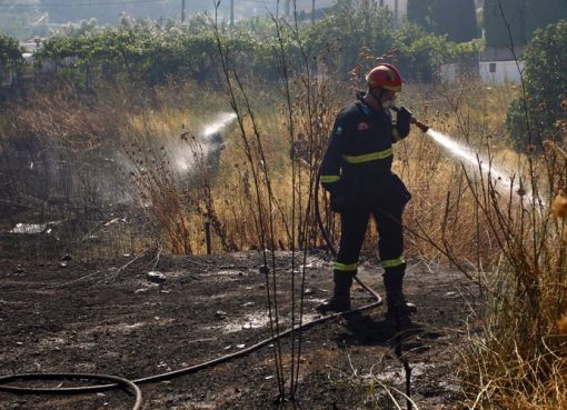 Πυρκαγιά στο Πέραμα με εκρήξεις και συνδρομή από τις Αρχές