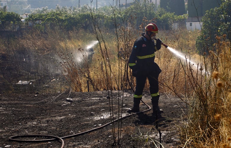 Πυρκαγιά στο Πέραμα με εκρήξεις και συνδρομή από τις Αρχές