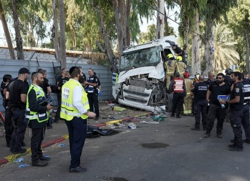 Νεκρός και τραυματίες από πρόσκρουση φορτηγού σε στάση λεωφορείου κοντά στο Τελ Αβίβ