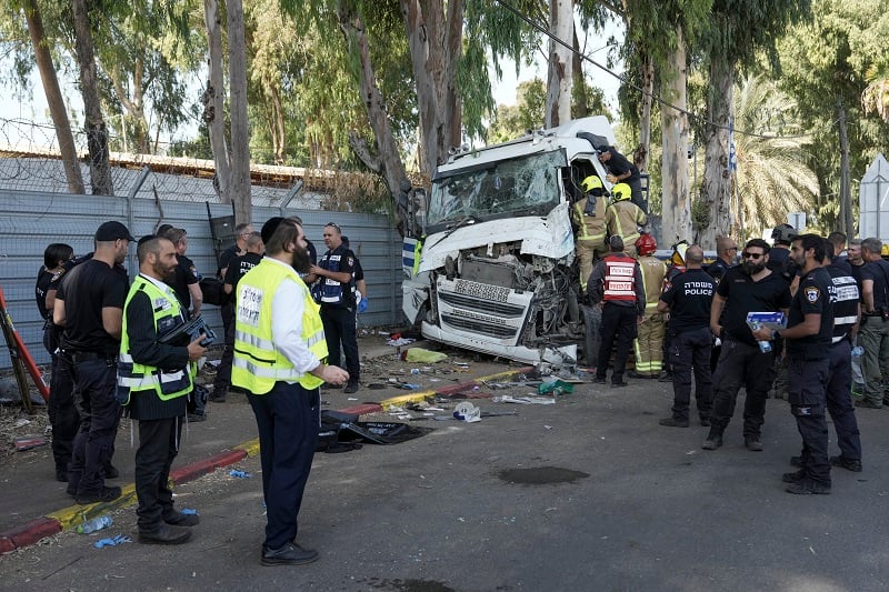 Νεκρός και τραυματίες από πρόσκρουση φορτηγού σε στάση λεωφορείου κοντά στο Τελ Αβίβ