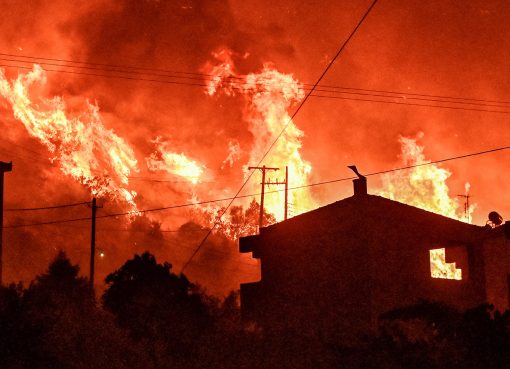 Ολονύχτια μάχη για την κατάσβεση της πυρκαγιάς στην Κορινθία