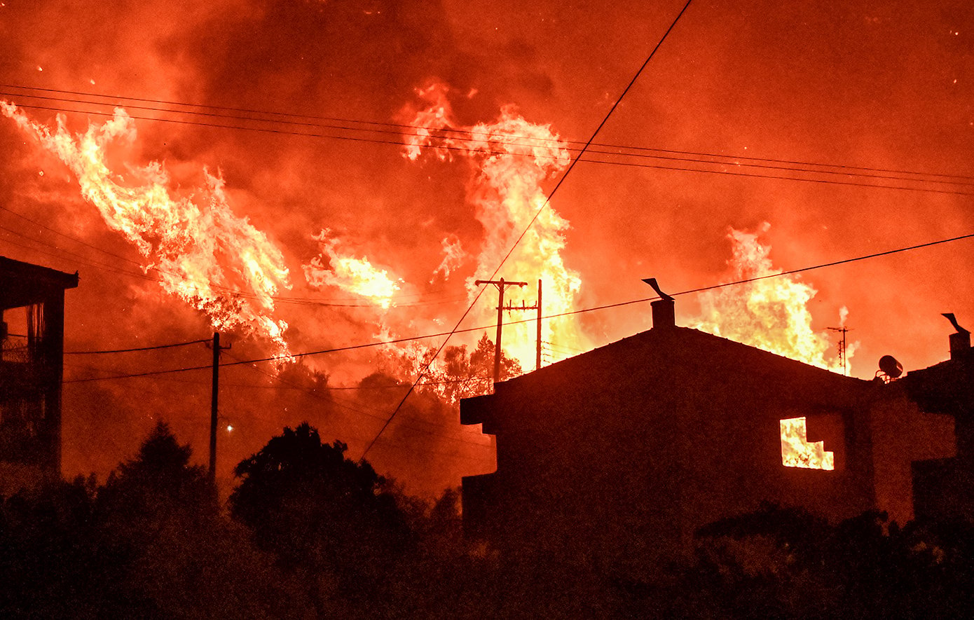 Ολονύχτια μάχη για την κατάσβεση της πυρκαγιάς στην Κορινθία