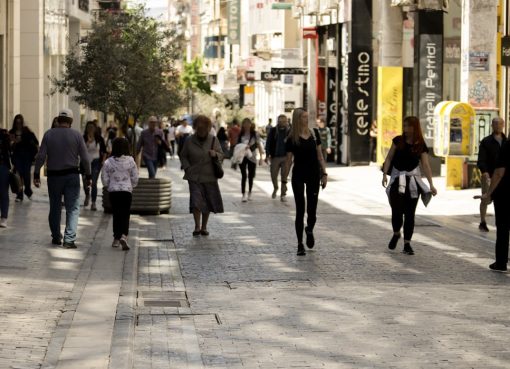 Η Υπογεννητικότητα Απειλεί τη Βιωσιμότητα των Χωριών στην Ελλάδα