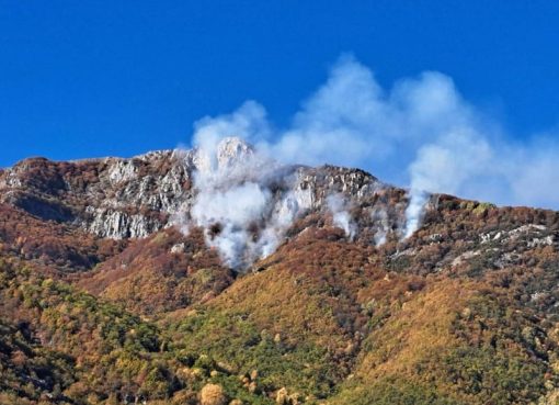 Πυρκαγιά στο Παγγαίο Όρος Προκαλεί Σοβαρές Δυσκολίες στην Κατάσβεση